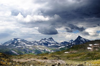 Bulutlu dağ manzarası