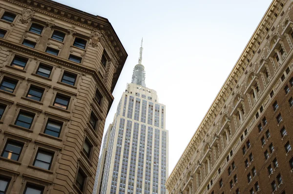 Empire State Building between buildings — Stock Photo, Image