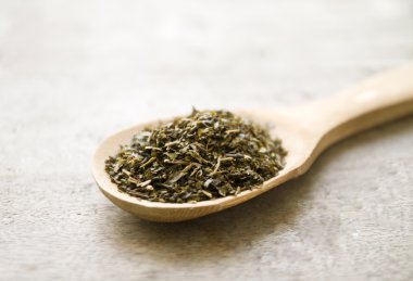 Kurumuş yeşil çay yaprakları