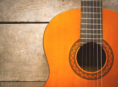 Klasik sol elinde gitar