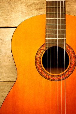 Klasik sol elinde gitar