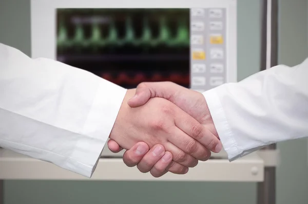 Handdruk in het ziekenhuis. — Stockfoto