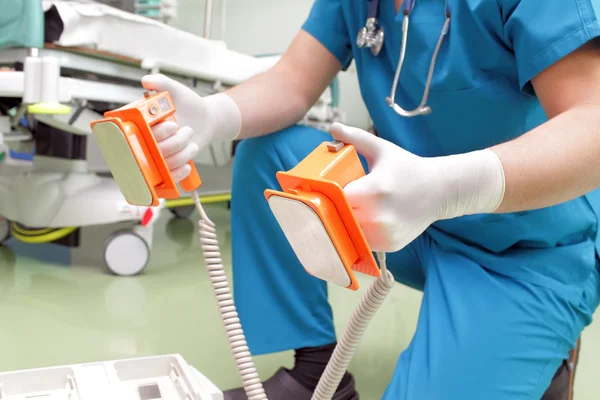 Lekarz z defibrylatorem ratuje życie — Zdjęcie stockowe