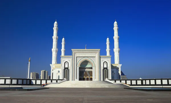 Mezquita "Hazret Sultan" en las primeras horas de la mañana. Astana. Kazak. — Foto de Stock