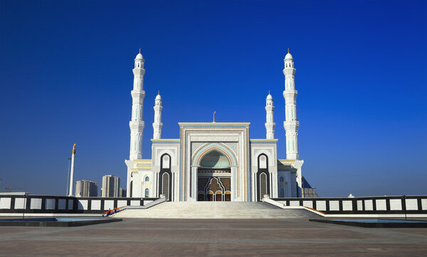 Мечеть "Хазрет Султан" в утренние часы. Астана. Казак
