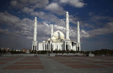 Cami kara bulutlar altında. Kazakistan. Astana.