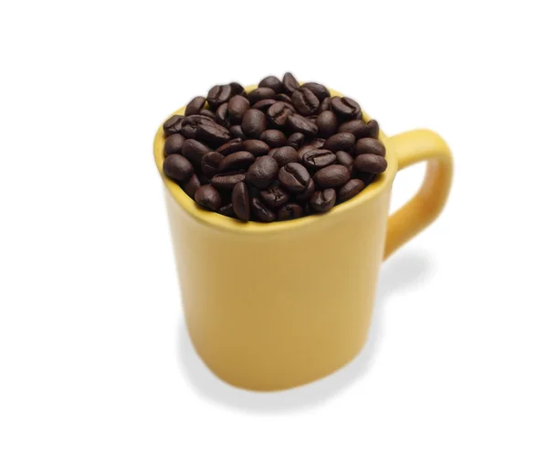 Kaffeebohnen in einem gelben Keramikbecher. Yang isolierter weißer Backgr — Stockfoto