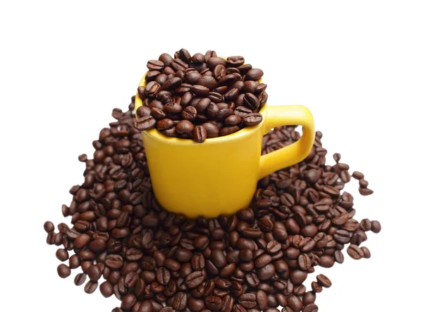 Taza llena de granos de café. Aislado con parche de recorte . — Foto de Stock