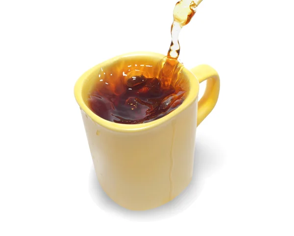 Τσάι που χύνεται το τσάι Κύπελλο απομονωθεί σε λευκό φόντο — Φωτογραφία Αρχείου