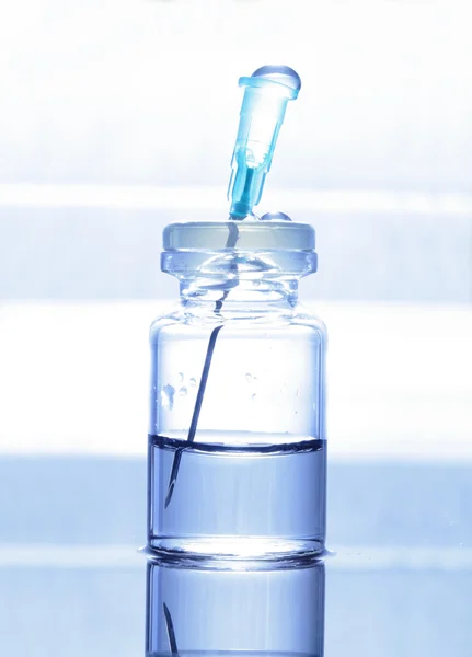 Vial transparente con aguja. Símbolo de farmacología, farmacia — Foto de Stock