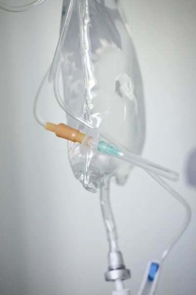 Infusionspaket mit Lösung und intravenösem Tropf — Stockfoto