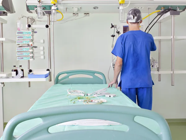 Médico preparar lugar em uma unidade de terapia intensiva avançada e moderna — Fotografia de Stock