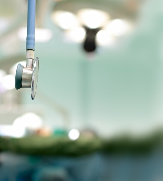 стетоскоп и операционная
