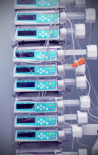 Tecnologia nel settore sanitario. Set di pompe a siringa . — Foto Stock