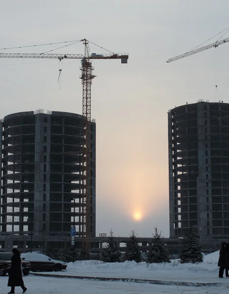 Untergehende Wintersonne zwischen dem neuen Gebäude — Stockfoto