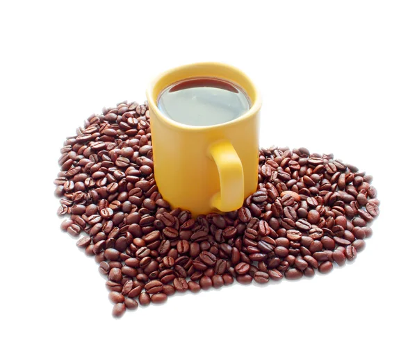 Taza de cerámica y un corazón de granos de café — Foto de Stock