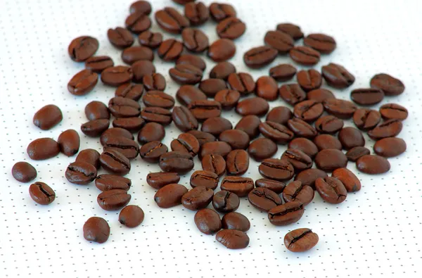 Verstrooiing van koffie bonen — Stockfoto