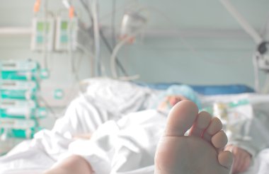 bir hastane yatağında hasta