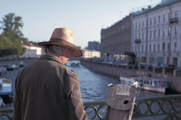 Gatukonstnär har färdig målning — Stockfoto