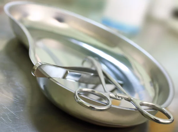 Instrumentos médicos em uma bandeja de metal . — Fotografia de Stock