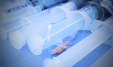 şırıngalar ve infüzyon sistemi.