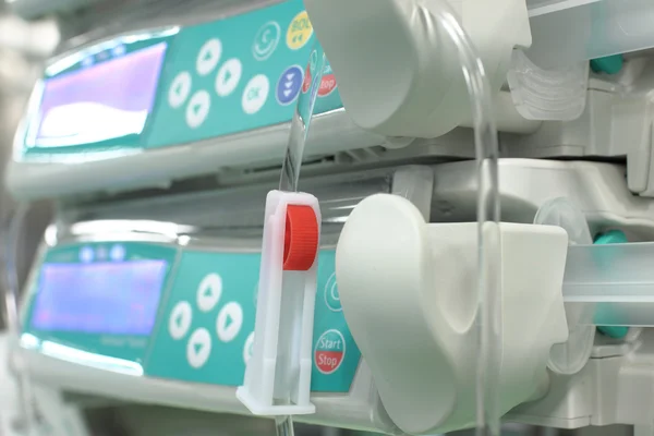 Kontrolleur des intravenösen Systems gegen Medizinprodukte — Stockfoto