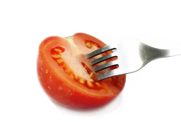 Fourchette coincée dans les tomates coupées. photo isolée — Photo