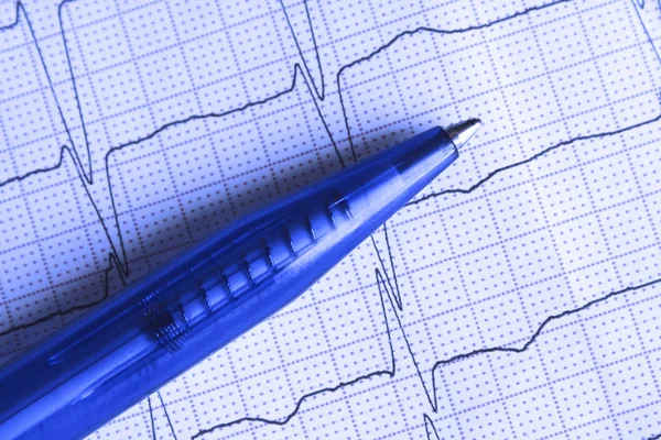 Ballpoint pen on the ECG surface — Stock Photo, Image