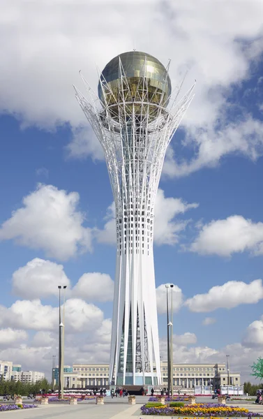 Monumento histórico en Astana, Kazajstán. Baiterek. — Foto de Stock