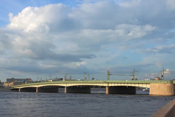 Pont à travers la rivière Neva un jour d'été, Saint-Pétersbourg, Ru — Photo