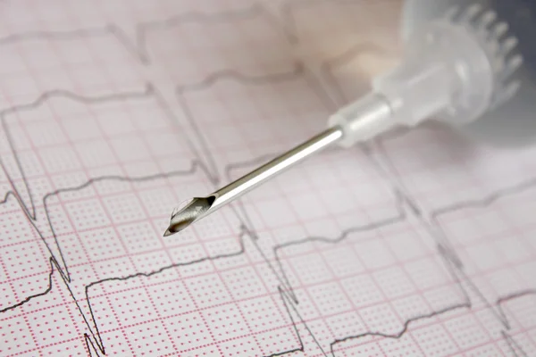 Gota al final de la aguja médica . — Foto de Stock