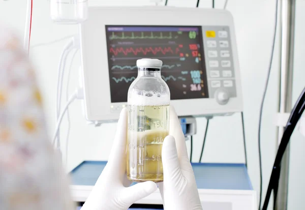 Arbeta på sjukhuset. beredning av intravenös lösning. — Stockfoto