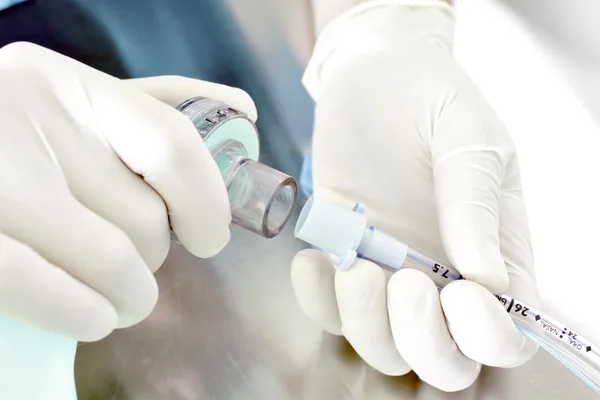 Trabalho com equipamentos médicos — Fotografia de Stock