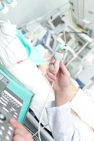 Médico segurando um exame de ultra-som dos pacientes no — Fotografia de Stock