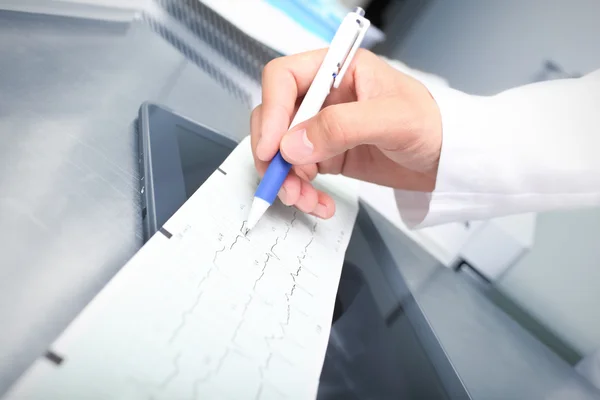 Medicina diagnostica. Dottore con un tablet digitale rende l'anale — Foto Stock