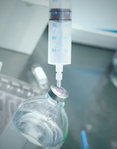 In het flesje syringe. — Stockfoto