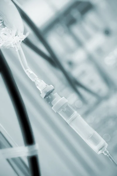 IV csöpögés a kórházban. a kábítószer intravénás injekció — Stock Fotó