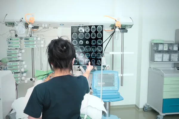 Компьютерная томография на руках доктора. Современная больница . — стоковое фото