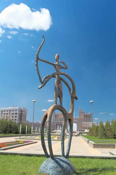 Kazak Ulusal tarzı astana ortasına heykeli. — Stok fotoğraf