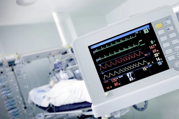 Cardio-Monitor bei der Arbeit mit dem Patienten — Stockfoto