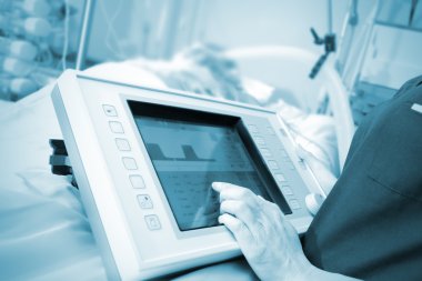 Doktor ile modern bir hastanede bir kontrol paneli