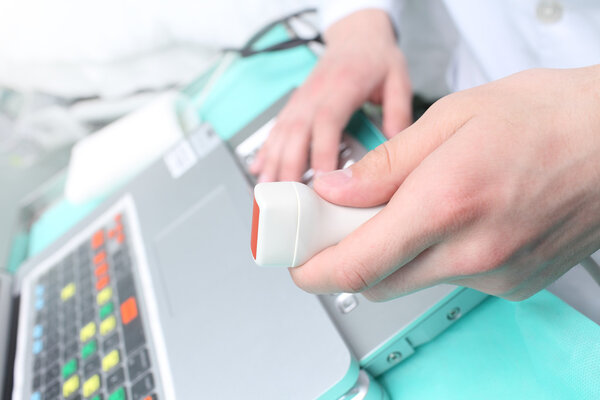 Доктор с ультразвуковым преобразователем
