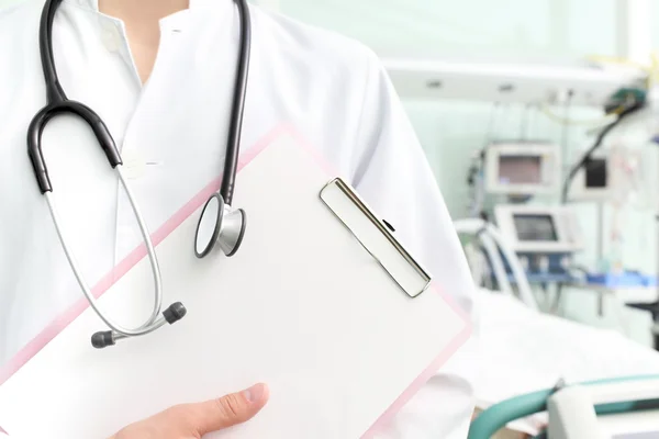 Arts met Klembord en stethoscoop in ziekenhuis — Stockfoto
