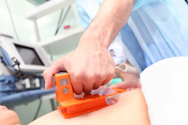 Médecin à l'hôpital fait des soins intensifs pour un patient avec une def — Photo