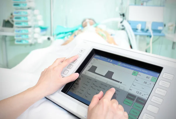 Touchpad no hospital. O médico ajusta os parâmetros de t — Fotografia de Stock