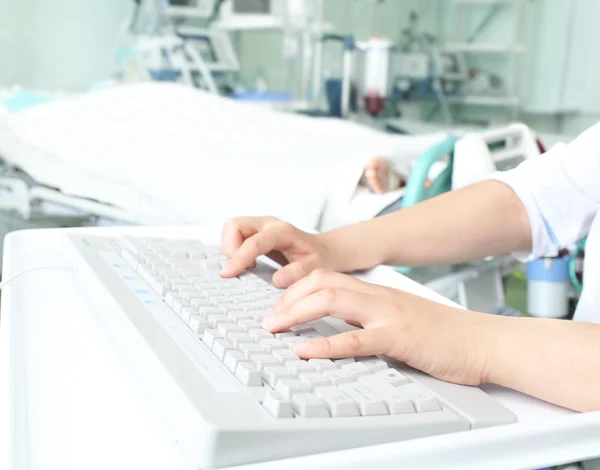 Médecin à l'ordinateur dans une salle d'hôpital — Photo