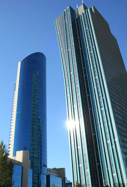 Фрагмент современных небоскребов . — стоковое фото