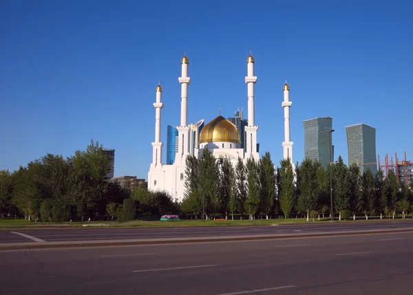Tradição sobre moderno. Mesquita no centro de Astana . — Fotografia de Stock