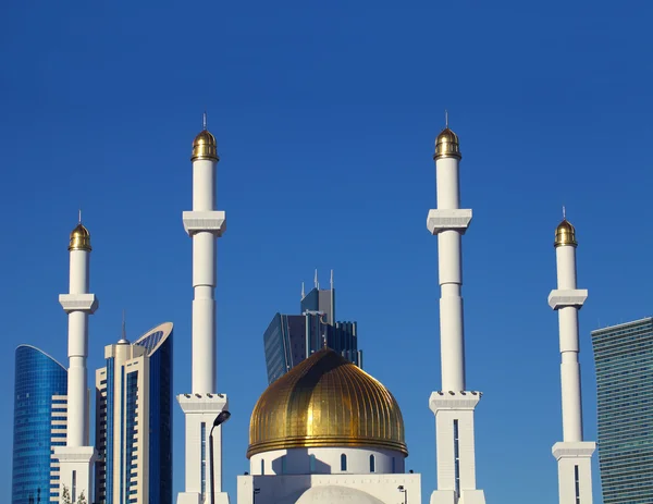 Fragmento de uma mesquita muçulmana na cidade moderna. Cazaquistão. Asta... — Fotografia de Stock