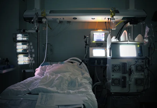 Ночная больница — стоковое фото